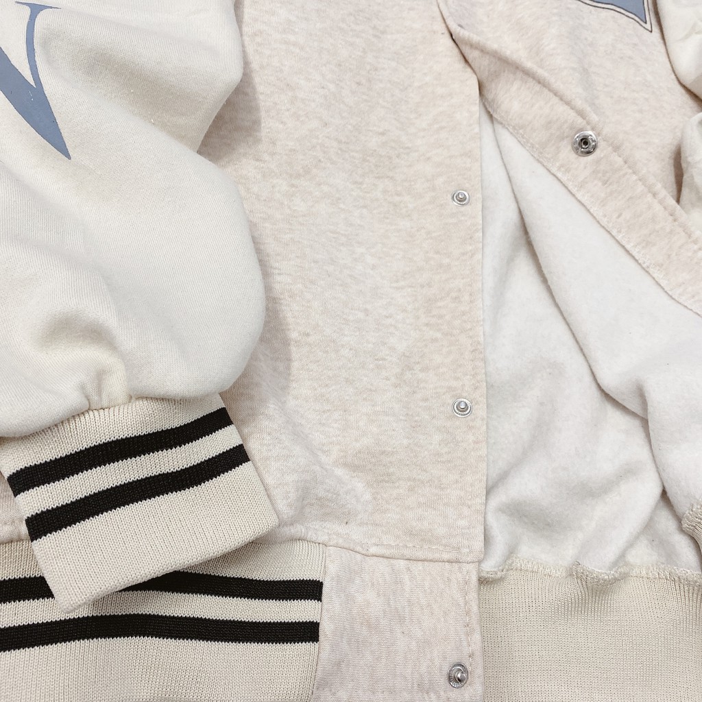 Áo Bomber nỉ màu kem nhạt in chữ L (hình thật) form unisex | BigBuy360 - bigbuy360.vn