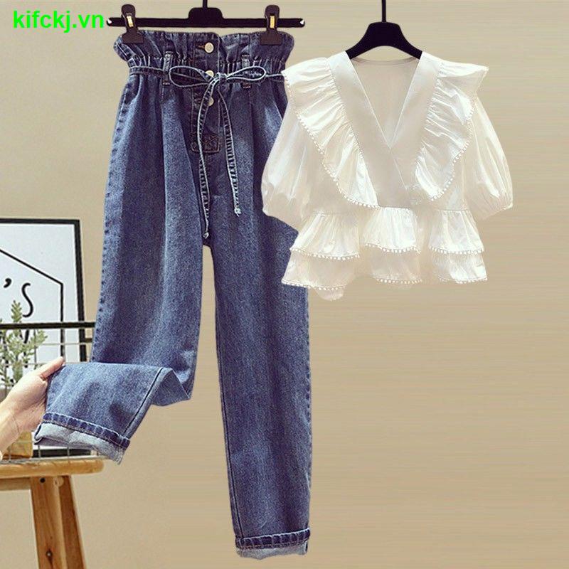 Bộ đồ 2 mảnh gồm áo cổ chữ V phối bèo và quần jean dài phong cách phương Tây dễ thương trẻ trung (có bán lẻ)