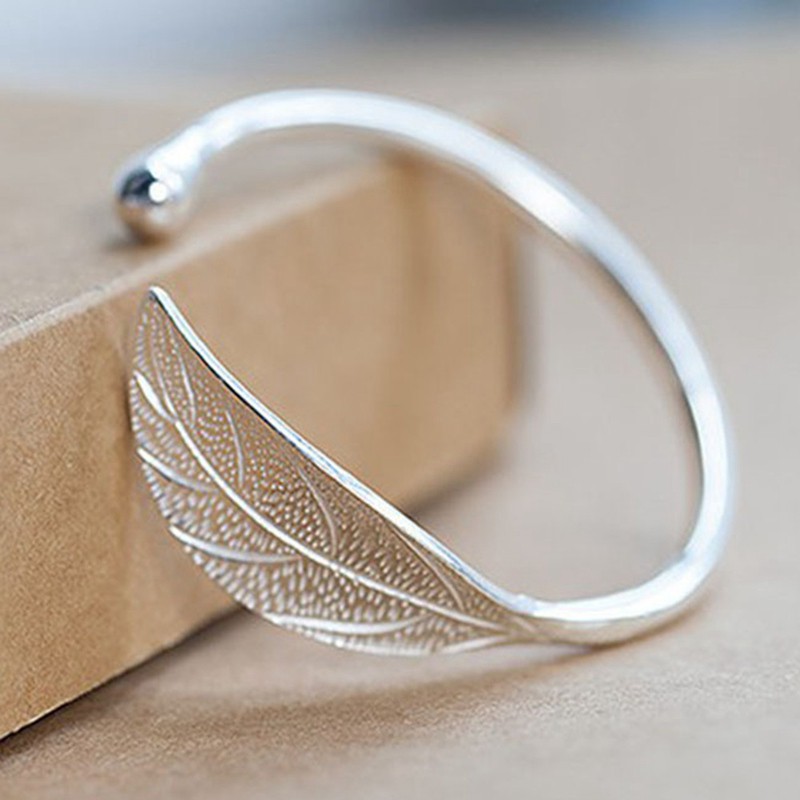Vòng tay dạng hở màu bạc hình chiếc lá thiết kế dễ thương