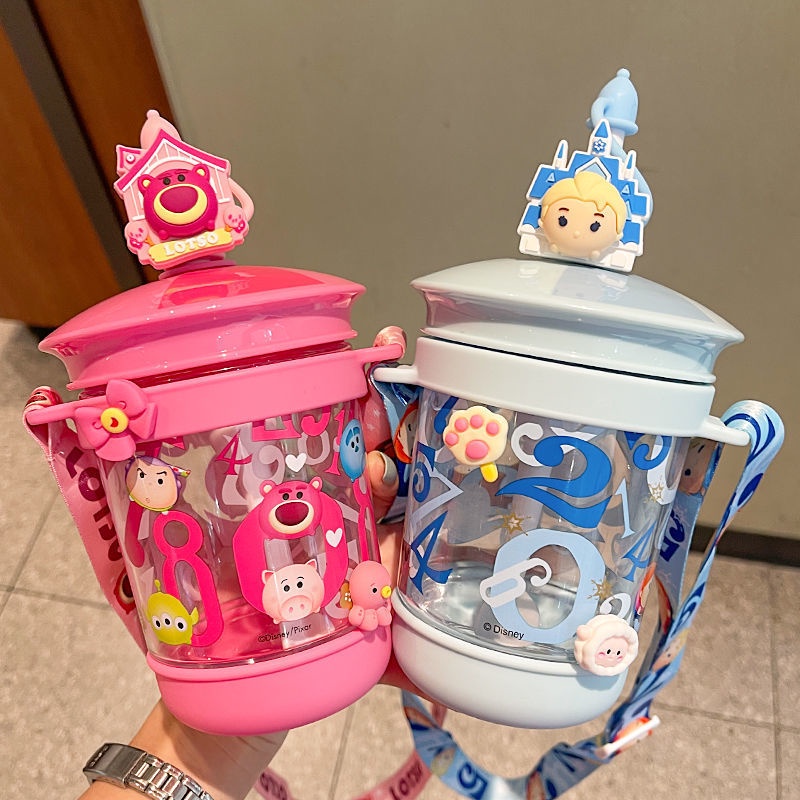 Bình Nước Công Suất Cao Có Ống Hút Họa Tiết Dâu Tây Disney Dễ Thương Cho Bé Gái