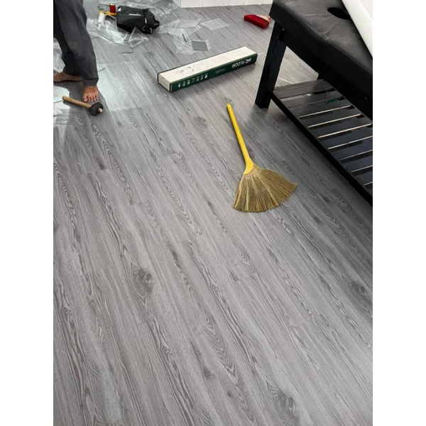 Sàn tự dán màu xám cực sang sẵn keo bóc dán