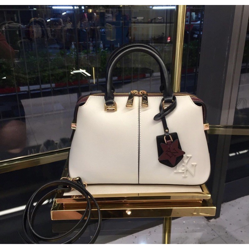 𝐓𝐮́𝐢 𝐭𝐫𝐨̂́𝐧𝐠 𝐭𝐚𝐲 𝐜𝐚̂̀𝐦 𝐋𝐘𝐍 𝐍𝐨𝐯𝐚 - 𝐌𝐀̂̃𝐔 𝐌𝐎̛́𝐈