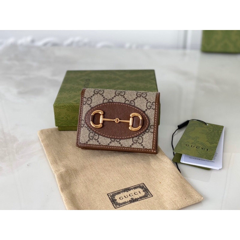 Ví đựng thẻ Gucci nhỏ nhắn siêu xinh chất liệu vải và da nâu thiết kế vòng đôivaf dài trên cùng một dòng với túi xách.