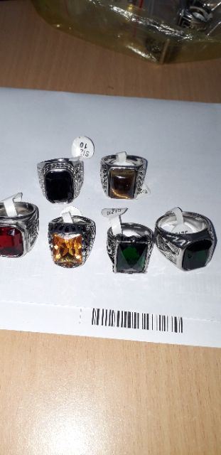 Chiếc nhẫn inox trắng có đính hạt đá vuông rất đẹp