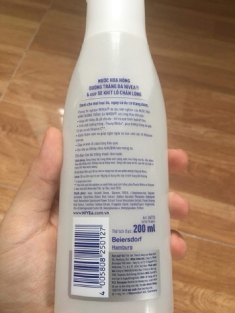 Nước hoa hồng dưỡng trắng da và se khít lỗ chân lông Nivea 200ml (date 09/2020)