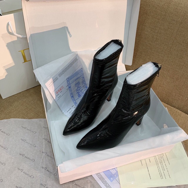 Boot nhăn da ướt gót vuông dẹt mảnh cao cổ | BigBuy360 - bigbuy360.vn