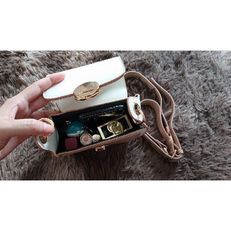 Túi đeo chéo khóa tròn