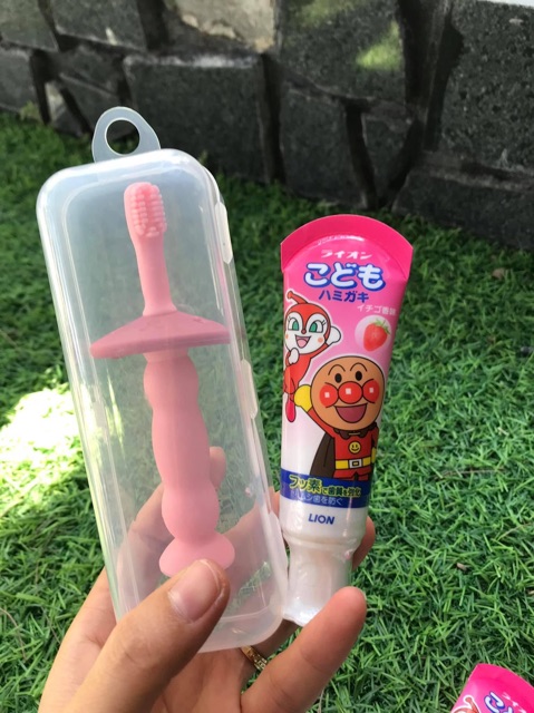 Kem đánh răng Lion Nhật cho bé.