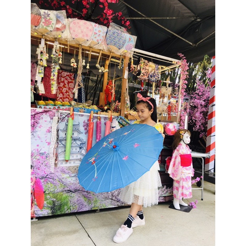 Ô dù cổ trang đương kính 84cm, có màu trắng.
