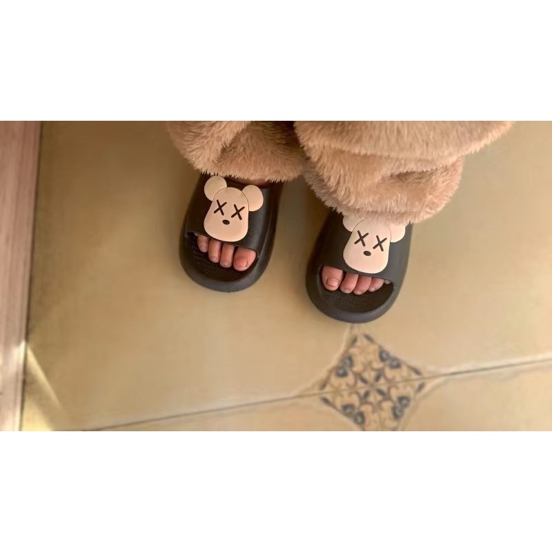 Dép gấu Kaws phong cách Hàn Quốc cho bé 🐻