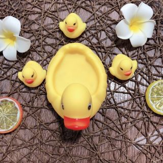 Đàn vịt chíp chíp thả bồn tắm cho bé.