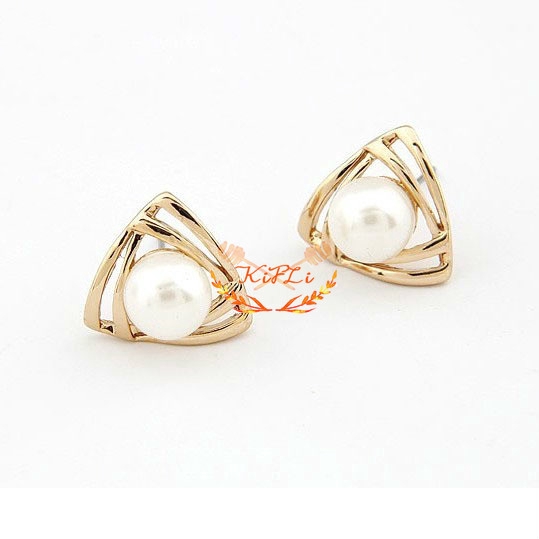 Khuyên Tai Hình Tam Giác Đính Ngọc Trai Đơn Giản