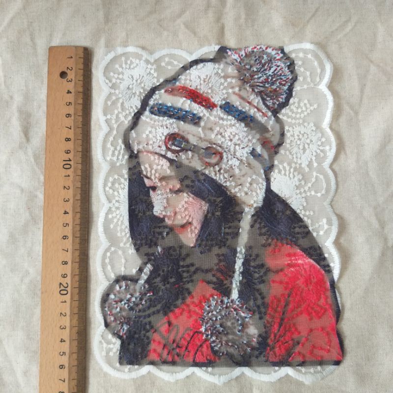 Hình may  và hình ủi cô gái .