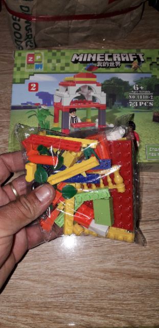 Lắp ráp 1 hộp LegoMineCraft 1810 có nhiều chi tiết bằng nhựa ABS