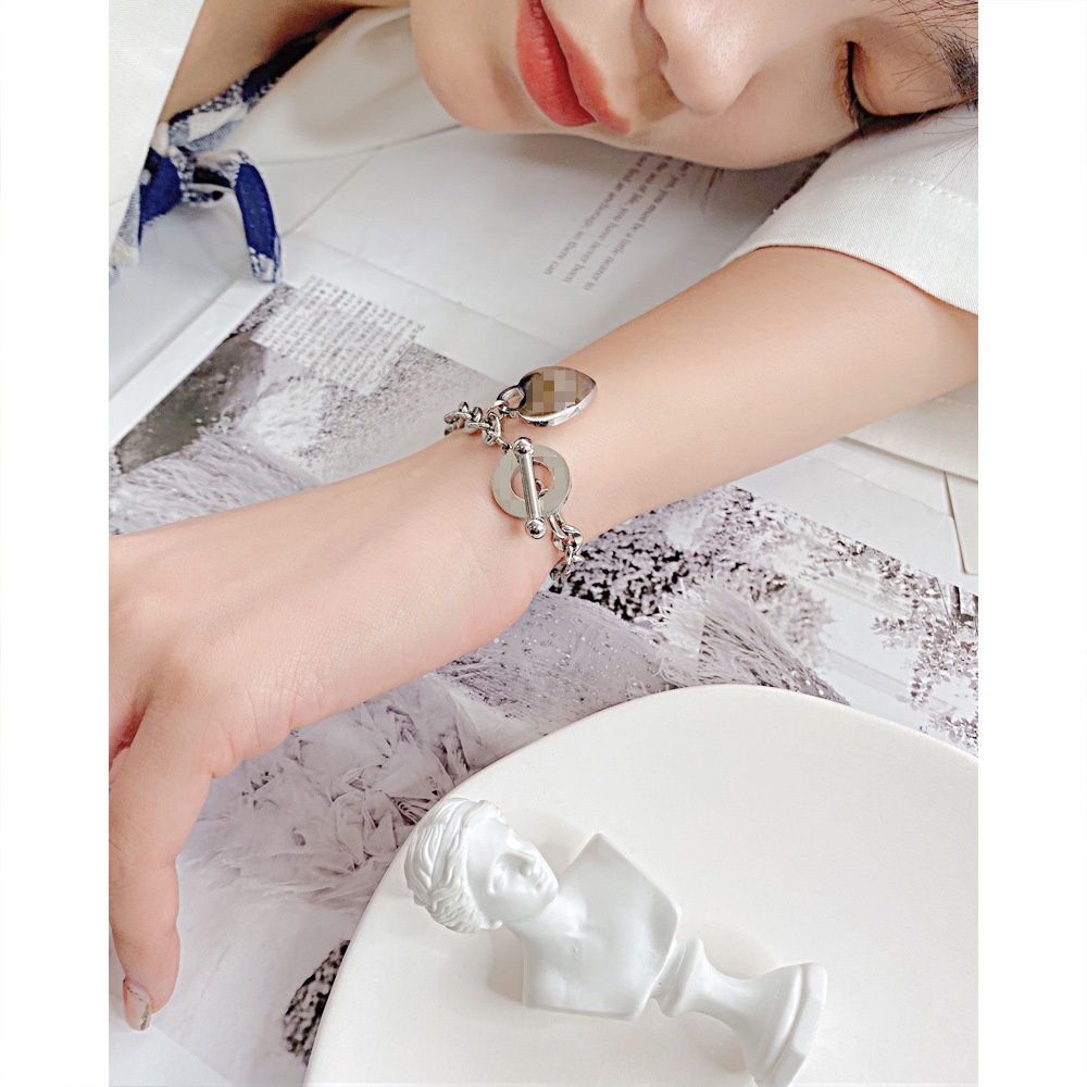 Vòng Tay Thép Không Gỉ Mặt Trái Tim Khắc Chữ Phong Cách Âu Mỹ