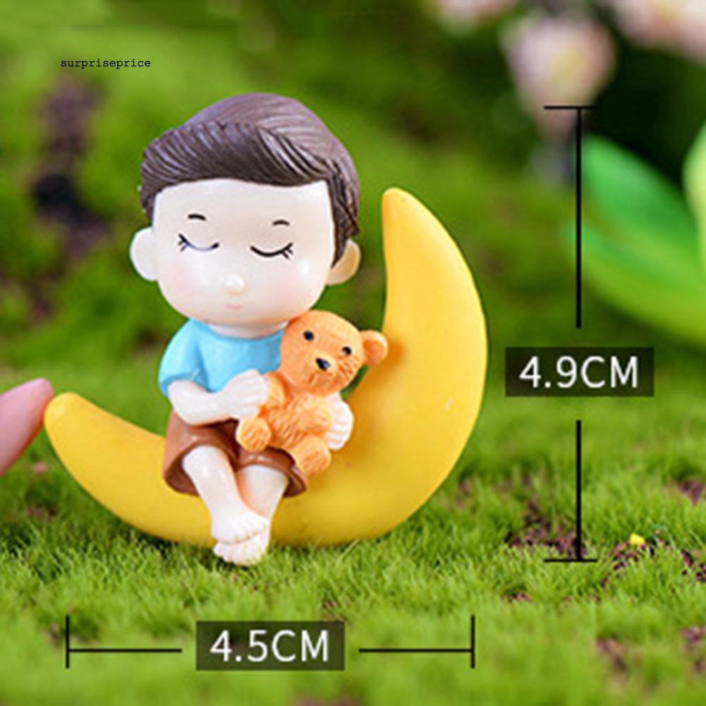 Set 2 mô hình bé trai và bé gái ngồi trên cung trăng bằng nhựa resin đáng yêu