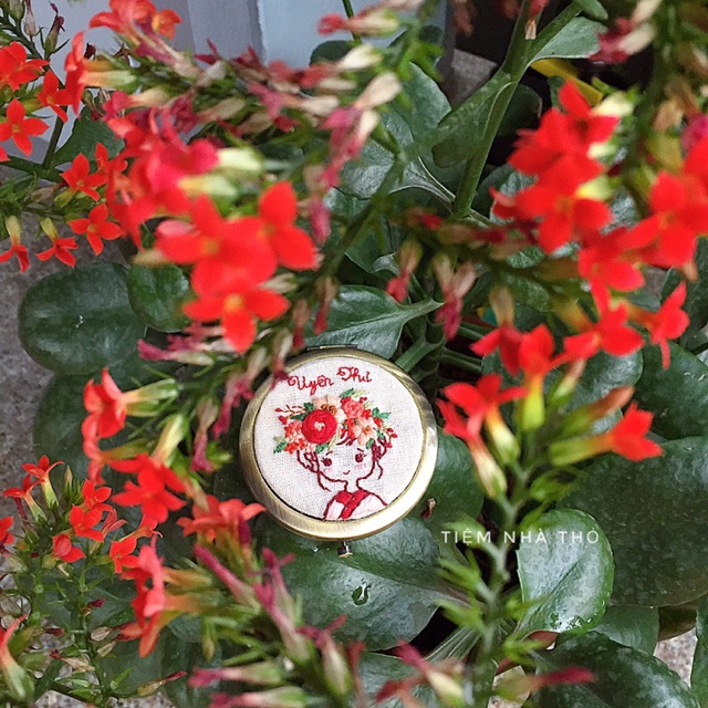 Gương cầm tay thêu handmade