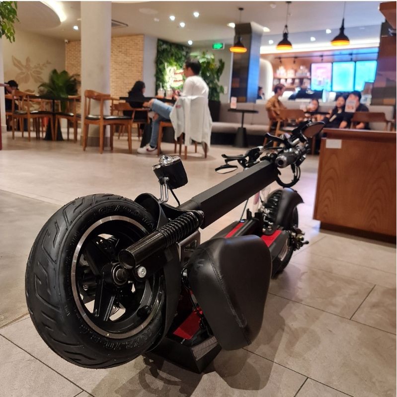 Xe điện Scooter cao cấp 150km/ sạc  & bản tiêu chuẩn 40km / sạc với màu đen sẵn sang trọng sơn tĩnh LTE  : 45-50km.