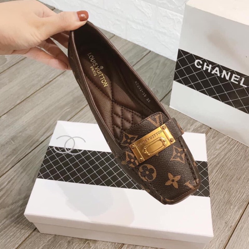 Giày lười bệt khoá LV