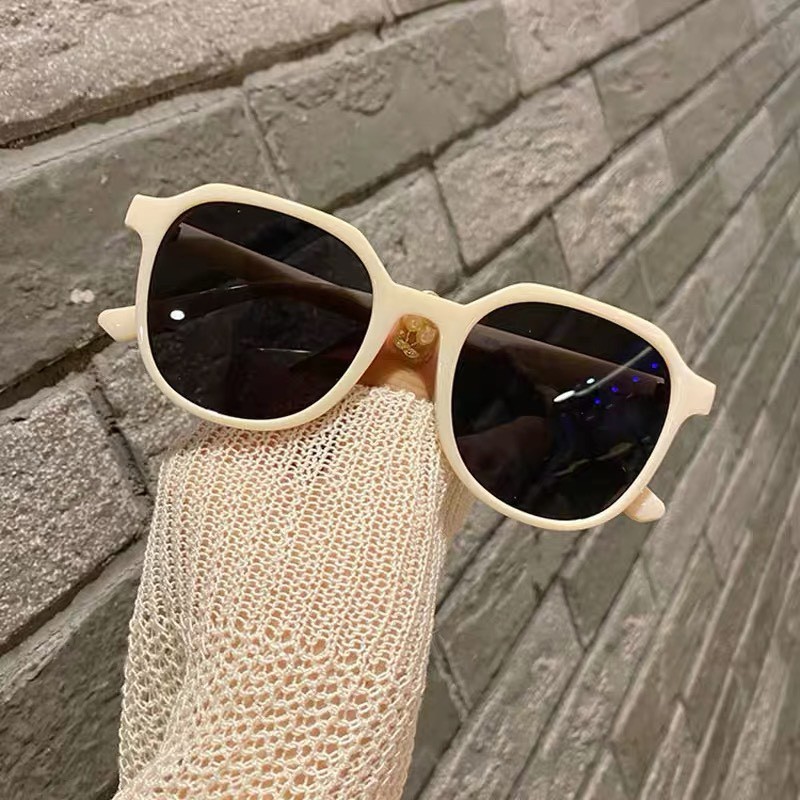 Kính mát nữ LATIO kính mát thời trang thiết kế basic với tone màu kem, kính chống tia uv bảo vệ mắt KM31