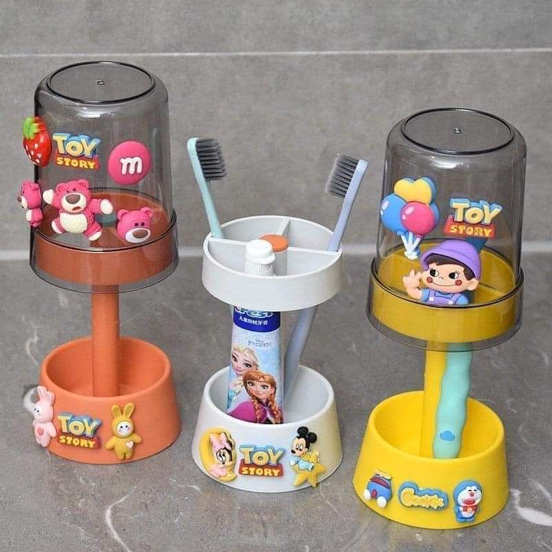 Giá đựng cốc kiêm kệ để bàn chải đánh răng, cọ mỹ phẩm bằng nhựa kèm stcker siêu cute