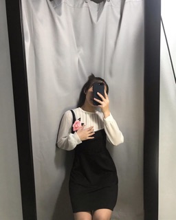 Đầm đen ngực cài hoa tay dài
