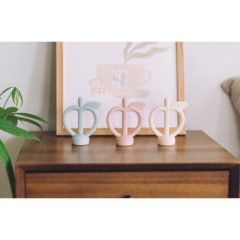 Gặm nướu kèm túi nhai chống hóc hình quả táo Moyuum Hàn Quốc