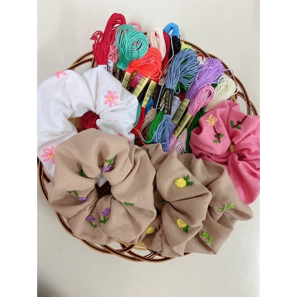 Cột tóc thêu tay linen