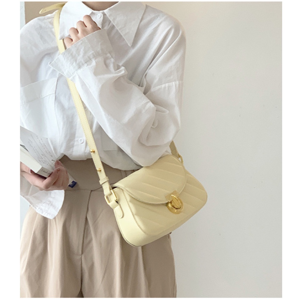 Túi đeo vai đeo chéo da mềm trần trám khóa tròn cá tính La.orie - La011