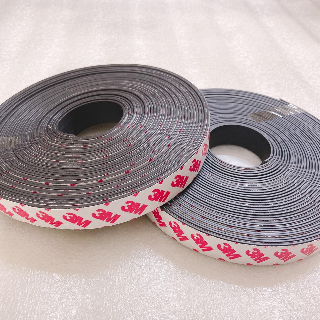 Nam châm dẻo có băng keo cuộn dài 10M x 2.5cm x1.5mm làm bảng tên, ghi thông tin lên bảng từ, tủ lạnh, rèm cửa sổ
