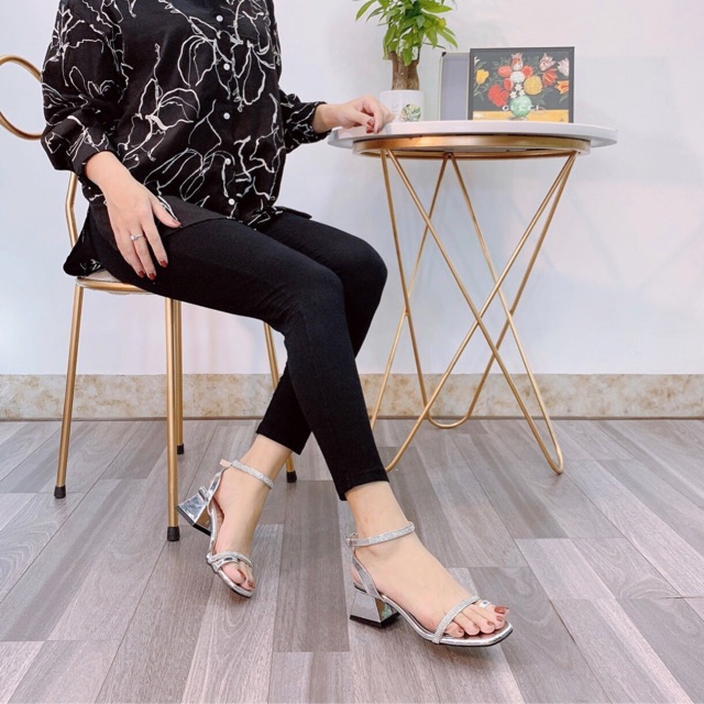 Xỏ ngón đá sandal