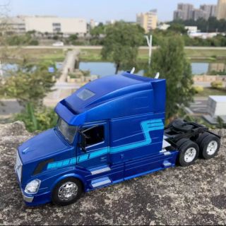 Xe mô hình đầu kéo Volvo hợp kim 1:32