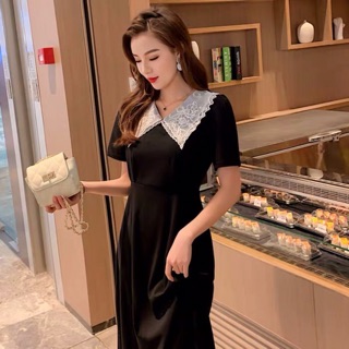 Váy đen cổ ren trắng