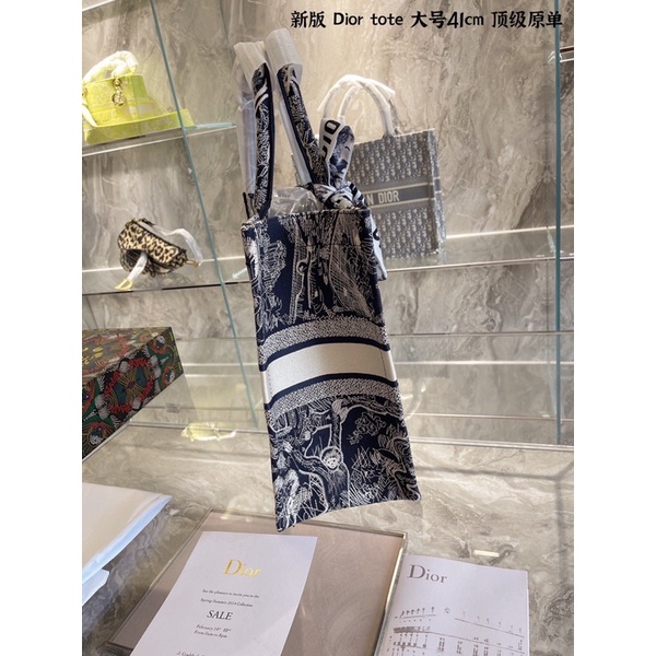 Túi mua sắm thêu động vật Dior Booktote rất đẹp tay cầm cuốn khăn lụa dior CD