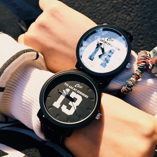 Đồng hồ đeo tay mặt tròn đường kính 43mm mặt in chữ số 13/14 dành cho các cặp đôi