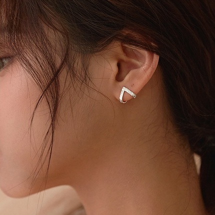 Khuyên tai nam nữ bạc ta chữ V họa tiết White Gangster độc đáo, cá tinh, unisex | HARMONY ACCESSORIES KN39