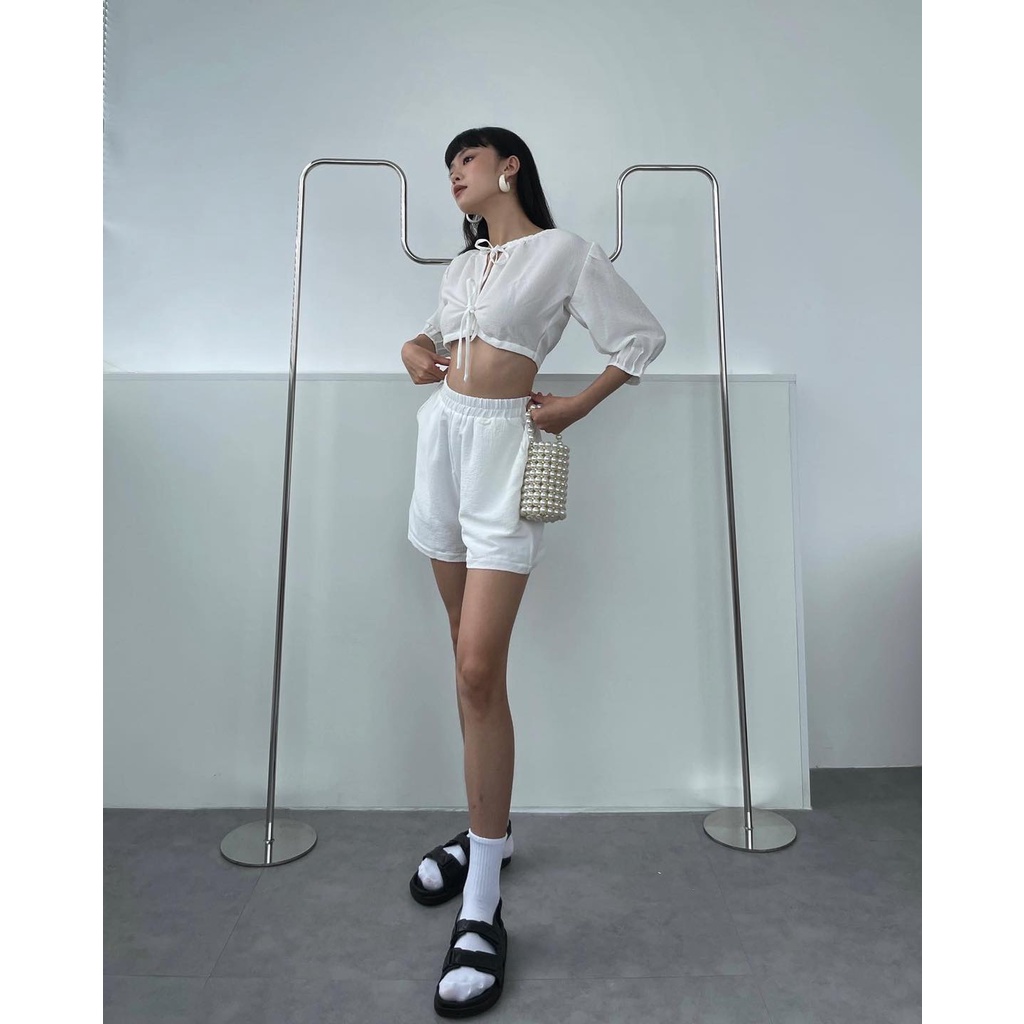 Quần thun kate nổi màu trắng, là min - WHITE PATTERNED SHORTS