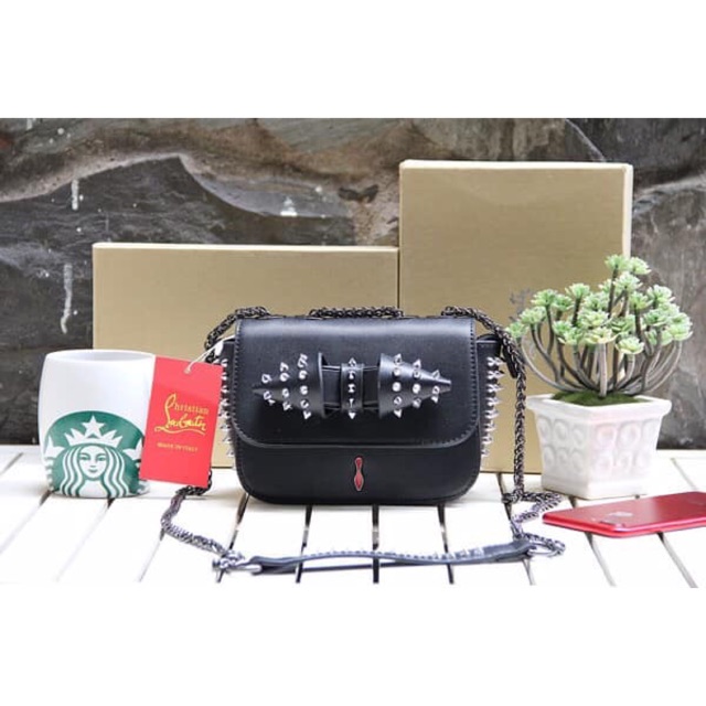 Túi Louboutin nơ đinh