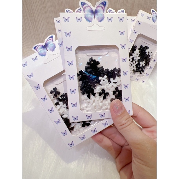 Charm nơ trắng đen đính móng mẫu 1
