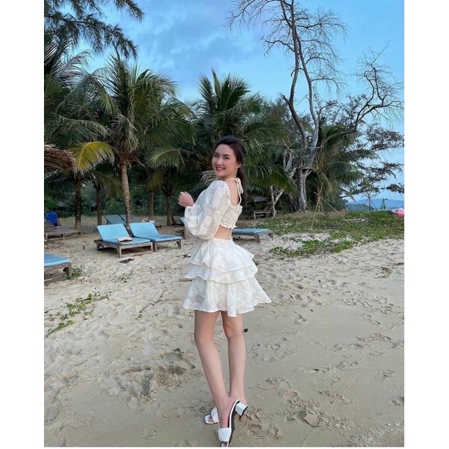 Đầm cut-out eo hở lưng lông vũ