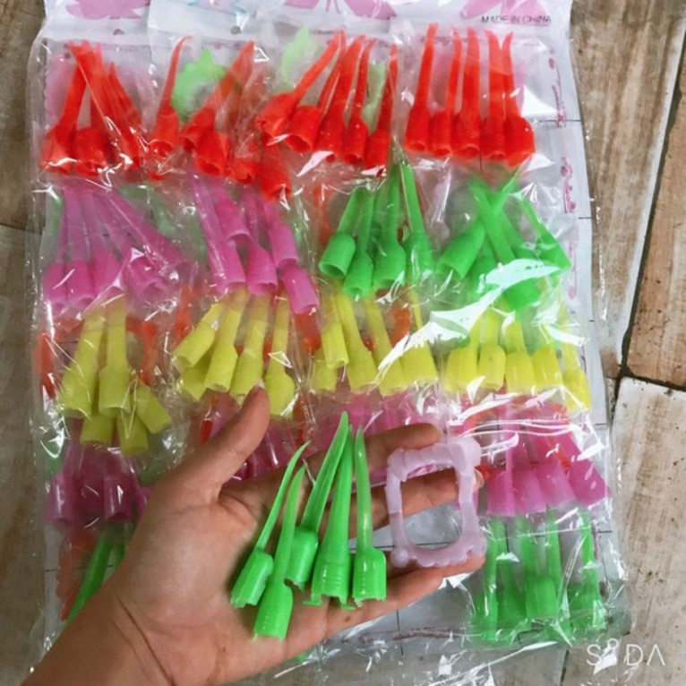 Vỉ 20 bộ móng và răng nanh giả