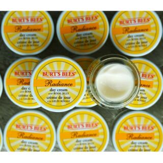 Kem dưỡng Burt's Bees Radiance sáng da, ngăn lão hóa