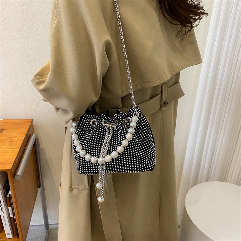 Túi Xách bucket Đeo Vai Đính Ngọc Trai Phối Dây Xích Thời Trang Sành Điệu