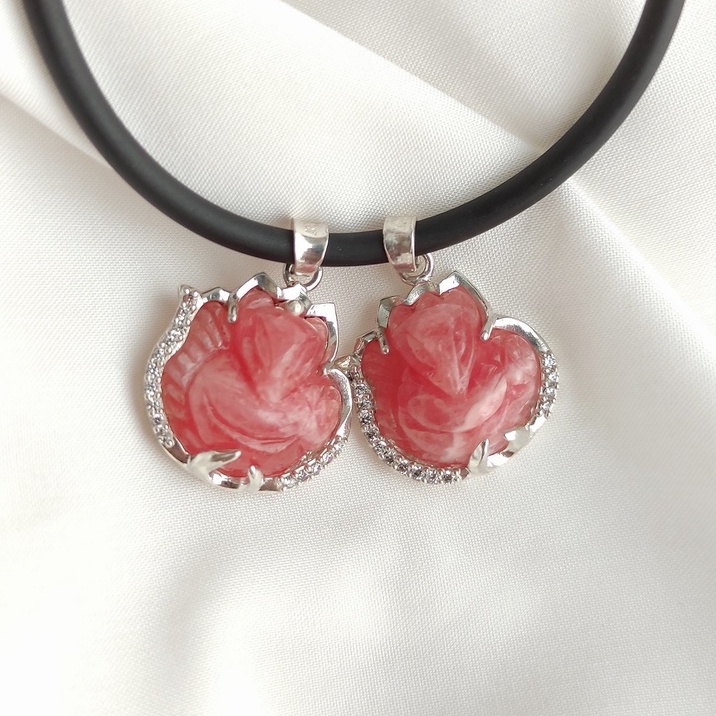 Mặt dây chuyền hồ ly chúa đào hoa dáng ôm hoa bọc bạc hợp mệnh hỏa thổ - Tuệ Lâm