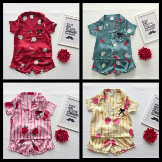 Bộ pijama lụa hình dâu tây, viền bèo