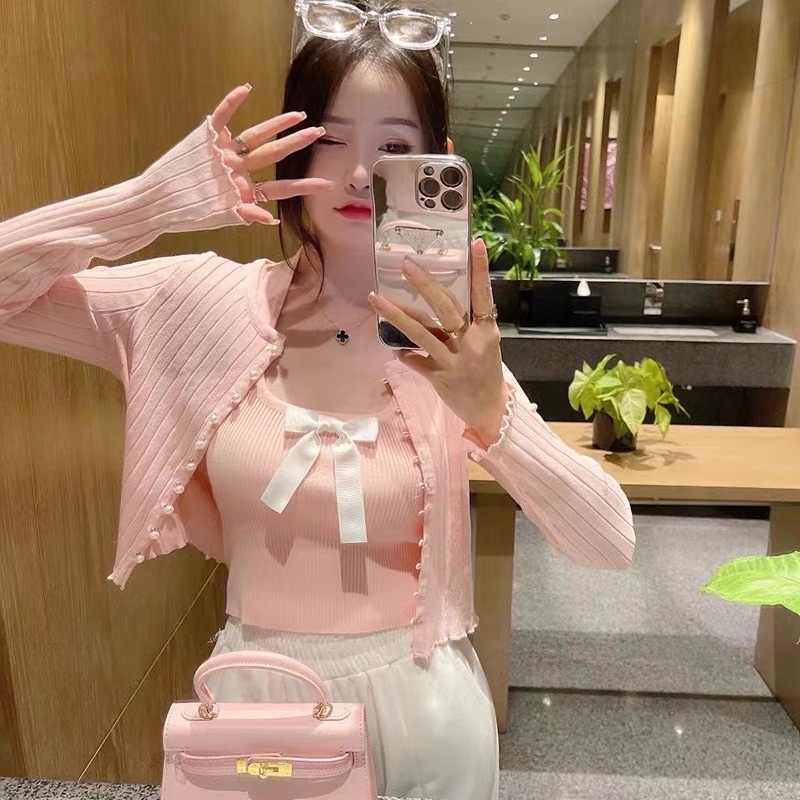 set áo len dệt kim gồm 2 sản phẩm : áo len tăm khoác ngoài mix khuy ngọc + yếm nơ trắng (3288#)