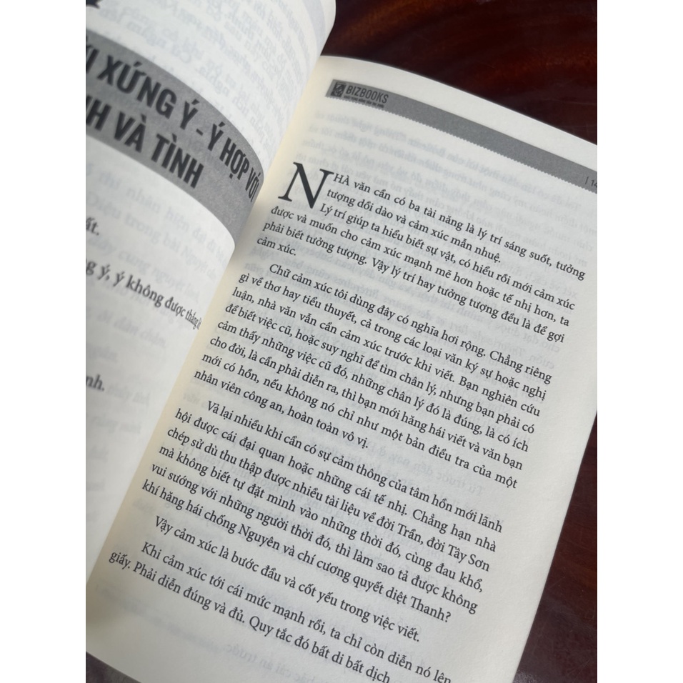 Sách - Hương Sắc Trong Vườn Văn – Nguyễn Hiến Lê – Bizbooks – NXB Hồng Đức (bìa mềm)