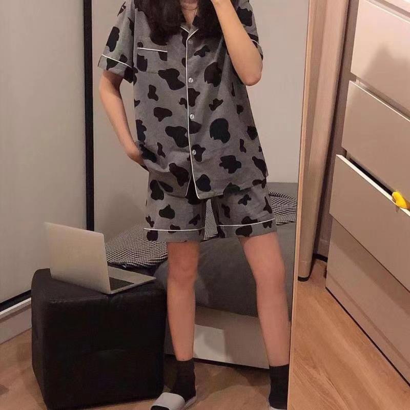 Bộ Đồ Ngủ Ngắn Tay Cài Nút In Họa Tiết Bò Sữa Kèm Quần Thời Trang Mùa Hè Cho Nữ