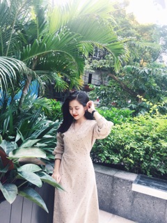 Váy chấm bi cổ tim