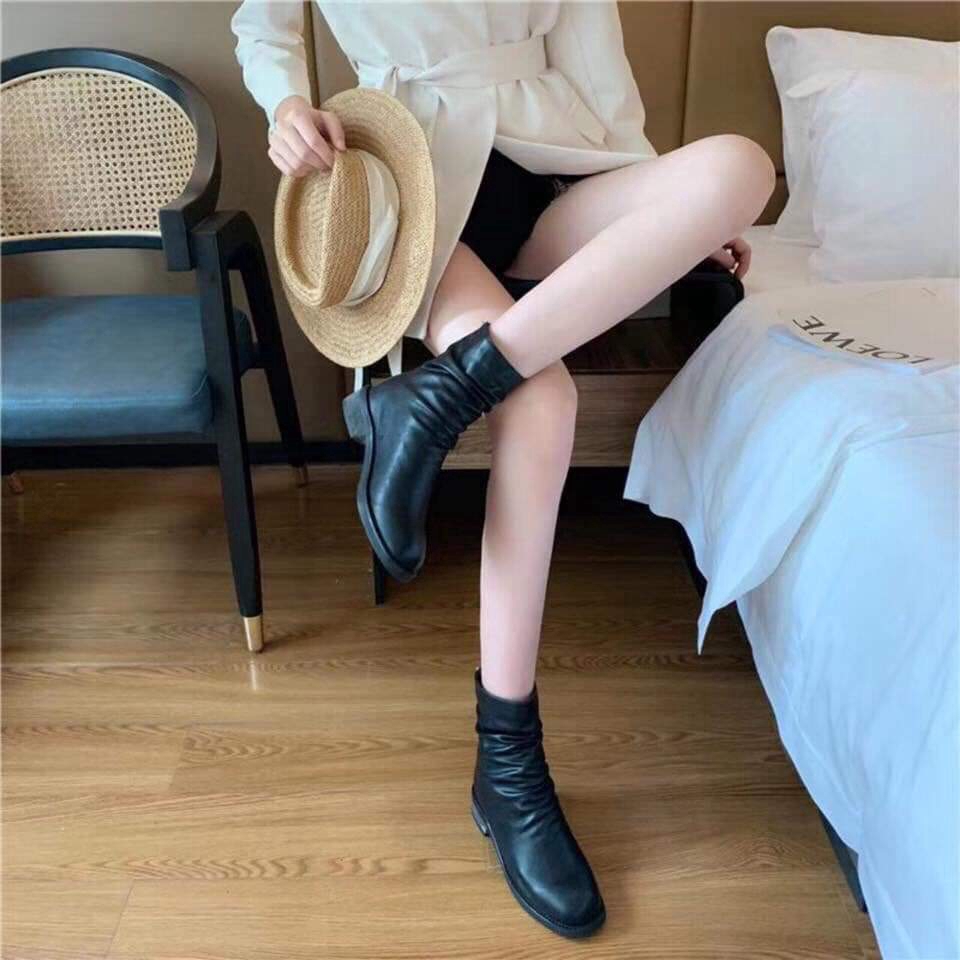 {Form Rộng nên đi lùi 1 size} Giày Boot Nữ Cao Cổ Nhăn Kéo Khóa Sau Tiện Lợi Đế thấp 2 phân_X25 (Hàng Fullbox)